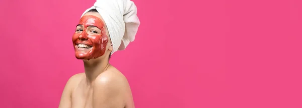 수건을 머리에 마스크를 여인의 아름다운 초상화 스킨케어 세척제 유기농 화장품 — 스톡 사진