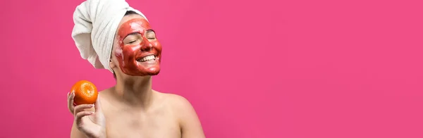 Szépségportré Egy Fehér Törölközős Nőről Fején Piros Tápláló Maszkkal Arcán — Stock Fotó