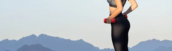 Thin Athletic Girl Takes Break Classes Background Mountains Early Morning — Stock Photo, Image