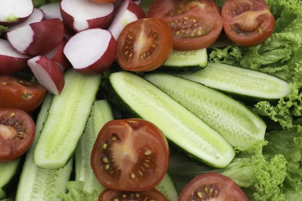 Taze sebze salatası.