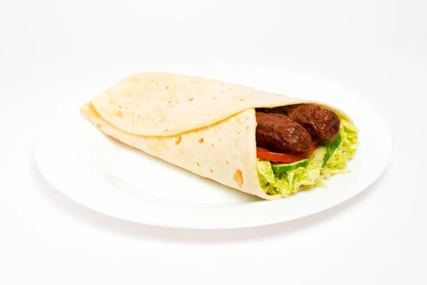 Burrito au poulet grillé et légumes isolés sur fond blanc — Photo