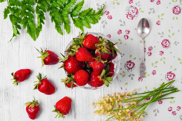 Ripe strawberries on wooden table. Fresh strawberries on wooden background — Stock Photo, Image