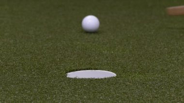 Golf topu Putt deliğe