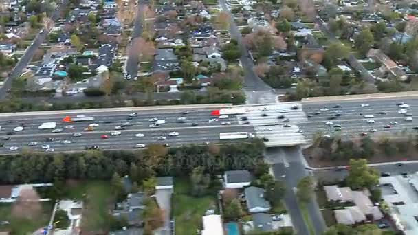 Über den Autobahnverkehr aus der Luft — Stockvideo