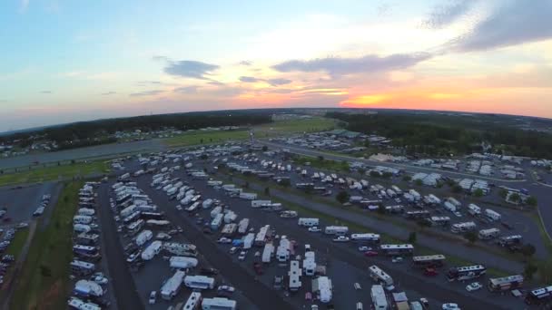 Antenne fällt auf einen Trailerpark — Stockvideo