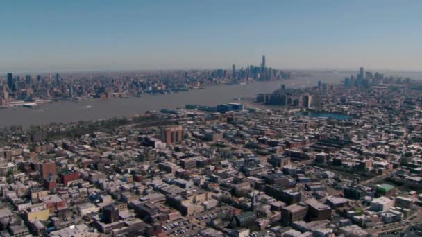 Aérea sobre hoboken mirando hacia la ciudad de Nueva York — Vídeos de Stock