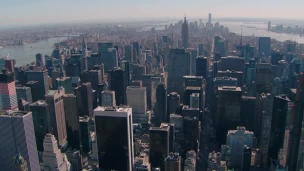 Luftaufnahme, die Manhattan umkreist — Stockvideo