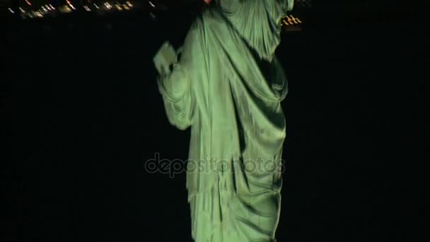 Aerial scanning the statue of liberty at night — Stock Video