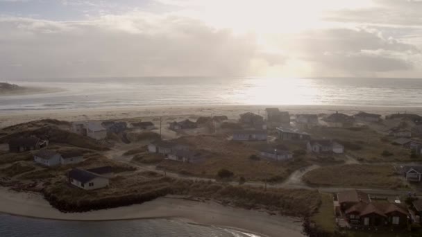 Bir sahil banliyösü ışık saçan güneş hava atış — Stok video