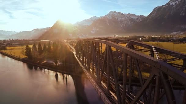 Luftaufnahme fliegen über Brücke Landschaft Panorama Sonnenuntergang — Stockvideo