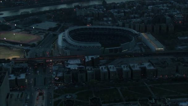Εναέρια άποψη κυκλώνοντας το σκοτεινό yankee stadium — Αρχείο Βίντεο