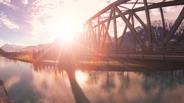 Вид с воздуха красивый ландшафтный мост через реку — стоковое видео