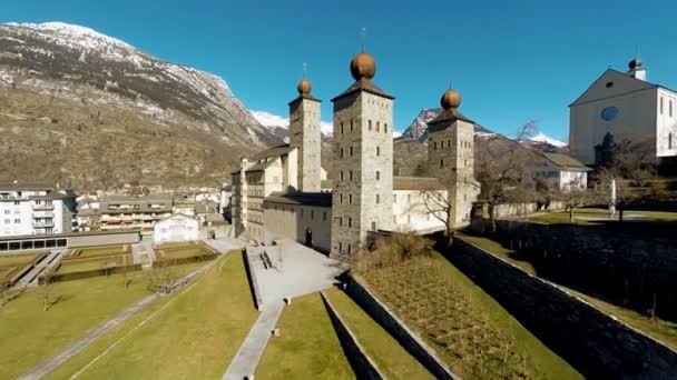 Letecký pohled na nostalgické církevní stavba romantické staré architektury letět nad — Stock video