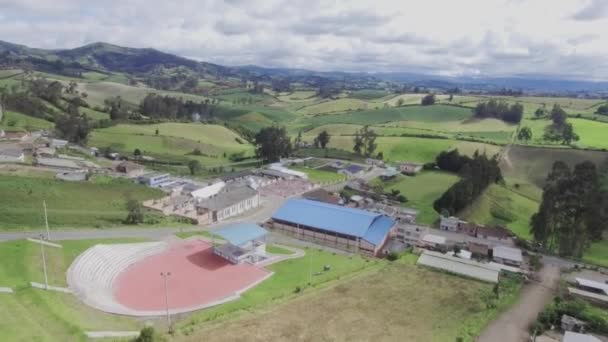 Luchtfoto van het landschap op het platteland — Stockvideo