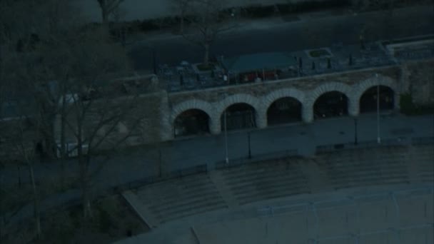 Luchtfoto zoom van nyc amfitheater aan de rivier — Stockvideo