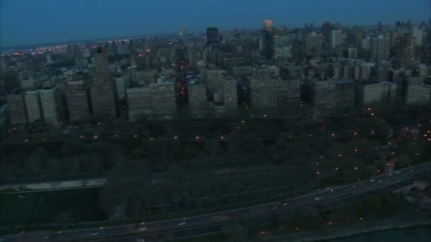 Luchtfoto zoom in nyc gebouwen — Stockvideo