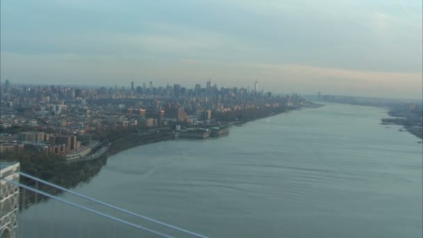 Aerial zoom across manhattan to empire state building — Stock Video