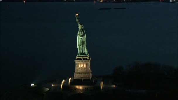 Zoom aéreo hacia atrás de la estatua de la libertad — Vídeos de Stock