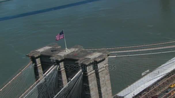 Cirkelen vlag op brooklyn bridge — Stockvideo