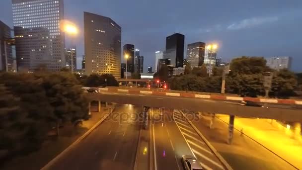 Ville la nuit skyline rue feux de circulation vue aérienne points de repère — Video