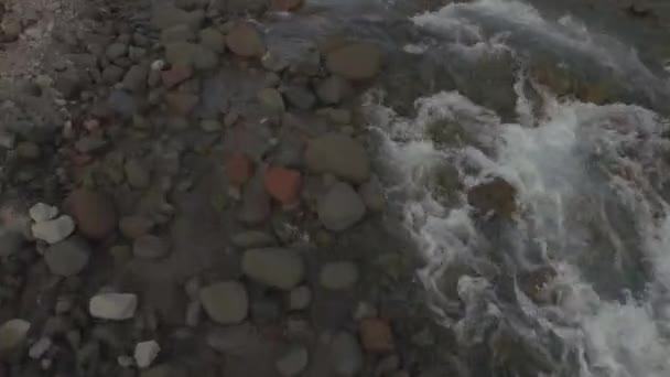 Creek hieronder besneeuwde bergtop — Stockvideo