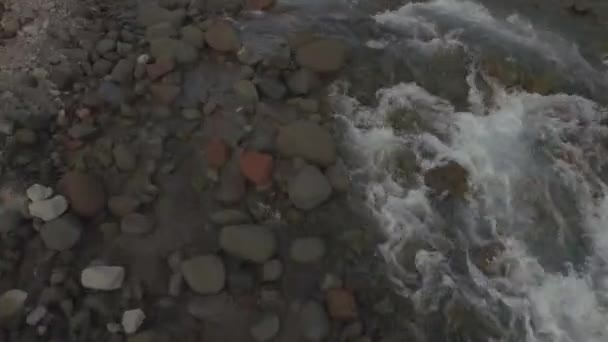 Arroyo debajo del pico nevado de la montaña — Vídeos de Stock