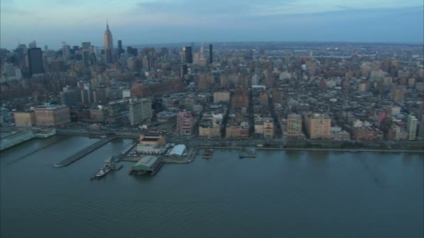 Dag breken nyc east river luchtfoto — Stockvideo