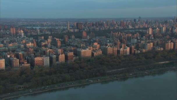 Ranní slunce na Manhattanu letecké — Stock video