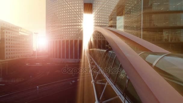 Επικό σκηνικό ακτίνα φωτός του ήλιου ακτίνες γέφυρα κτίριο — Αρχείο Βίντεο
