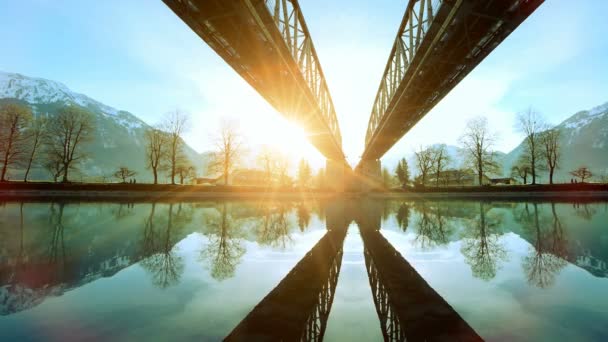 Arquitectura futurista moderno puente lago río panorama naturaleza puesta del sol — Vídeo de stock