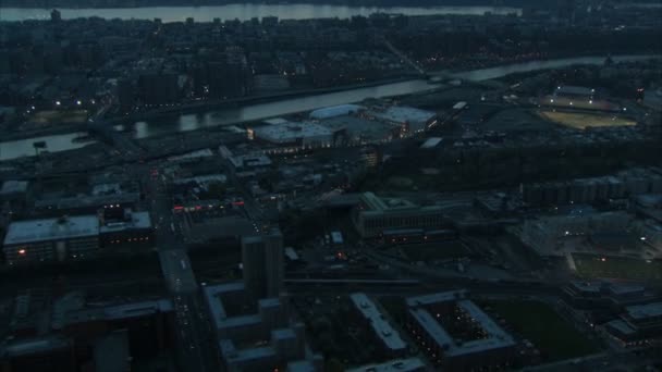 ヤンキー スタジアムに向かってニューヨーク上空を滑空 — ストック動画