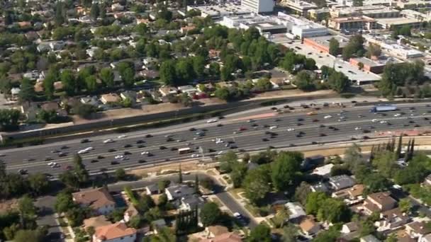 El vuelo aéreo por carretera — Vídeo de stock