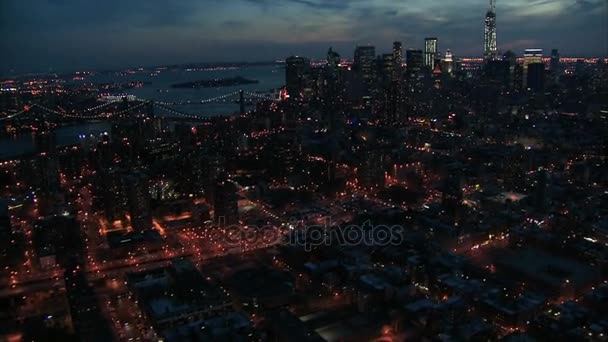 Manhattan rivière est nuit aérienne — Video