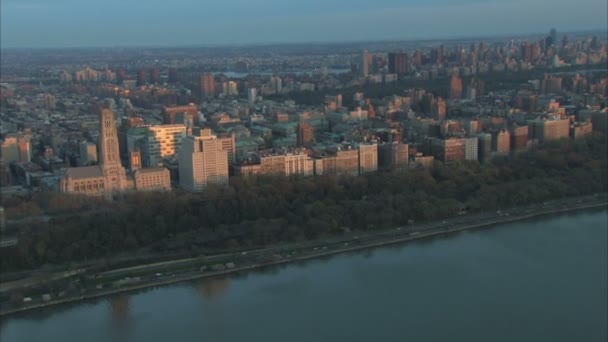 Morning sun shining on manhattan aerial — Stock Video