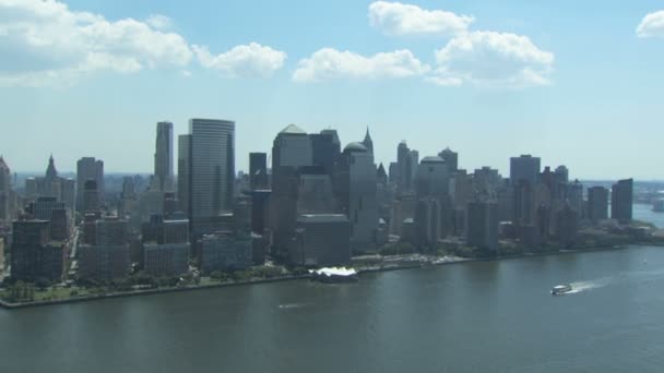 De skyline van New york stad met boot — Stockvideo