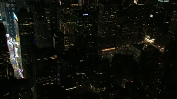 Natt-antenn panorera times square till empire state building — Stockvideo