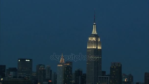 Nightime empire state building — Stockvideo