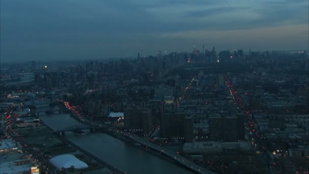 NYC mostů a budov za svítání — Stock video
