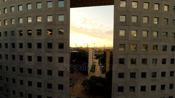 Flying into the light sunset city skyline real estate landmarks — Stock Video