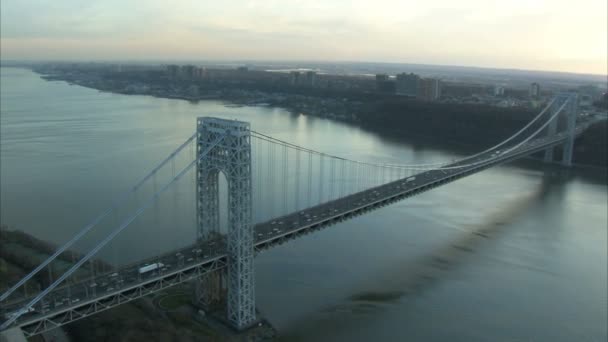 George washington brug met lange uitzicht op de hudson — Stockvideo