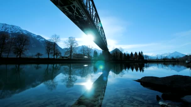 Meer zee rivier vijver spiegel water reflectie silhouet van brug — Stockvideo