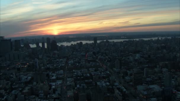 Gran vista de nyc con puesta de sol — Vídeo de stock
