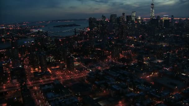 Manhattan leste rio noite aérea — Vídeo de Stock