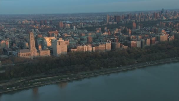 Ранкове сонце світить на Манхеттенському повітрі — стокове відео