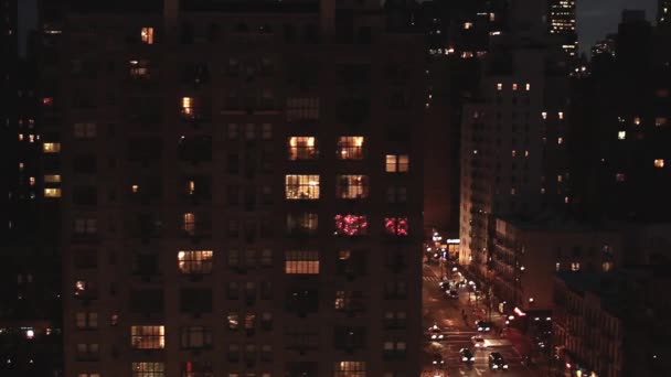 new york bei nächtlichem verkehr street air view tracking shot