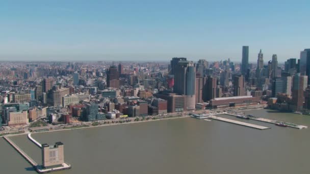 Ciudad de Nueva York aérea acercándose torre de la libertad — Vídeo de stock