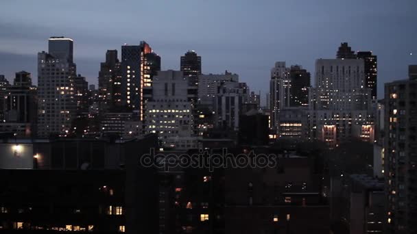 New york city v noci letecký pohled na panorama sledování snímku