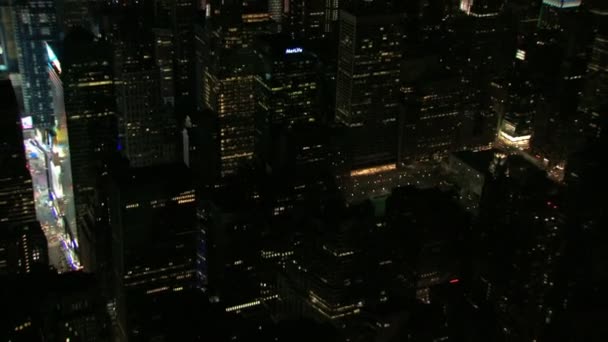 Éjszakai légi pan a times square, az empire state building — Stock videók