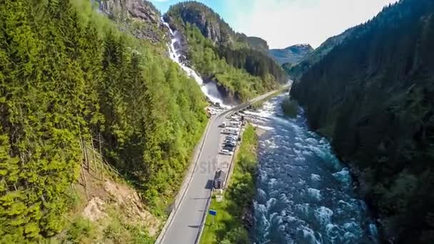 Латефоссенский водопад odda norway latefoss - мощный двойной водопад с высоты птичьего полета — стоковое видео