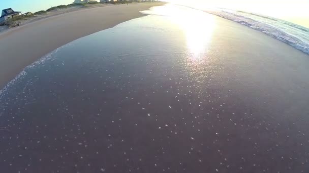 Anténa východ slunce odráží v oceánu příliv — Stock video